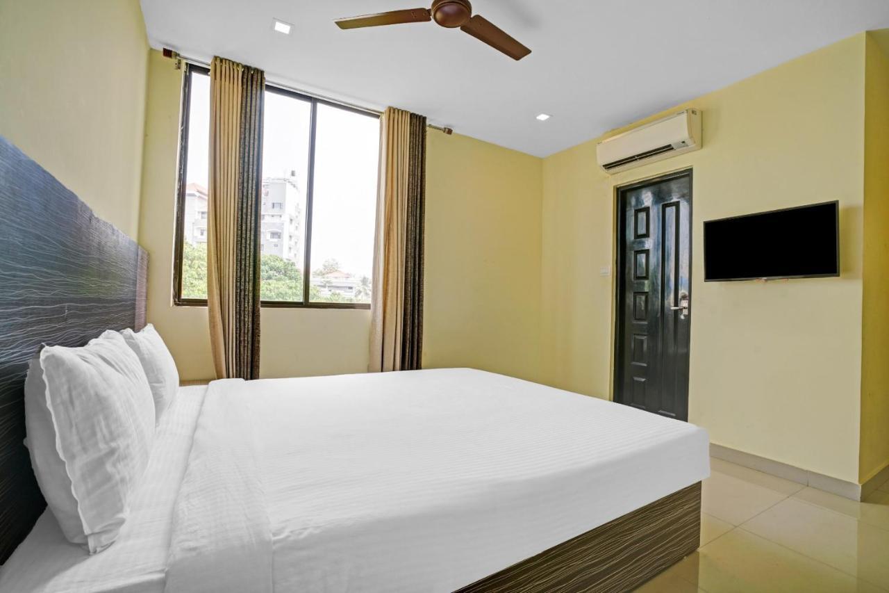 Capital O 87015 Hotel Al Salama Kochi Buitenkant foto